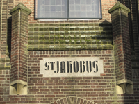 907735 Gezicht op de naamsteen van de voormalige oud-katholieke St.-Jakobuskerk (Bemuurde Weerd O.Z. 55) te Utrecht, in ...